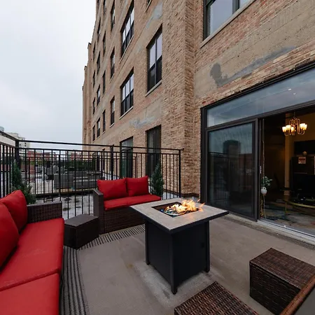 Modern South Loop 2Br Apartment With View Of Skyline Patio And Gym Access Near Mccormick Place Convention Center & Museum Campus