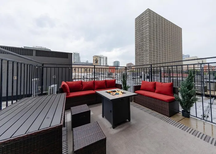 Modern South Loop 2br With View Of Skyline Patio And Gym Access Near Mccormick Place Convention Center & Museum Campus