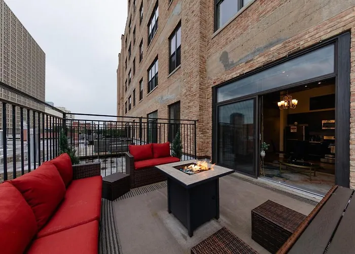 Modern South Loop 2br With View Of Skyline Patio And Gym Access Near Mccormick Place Convention Center & Museum Campus Chicago